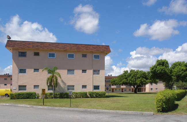 Caravel Arms in Lauderdale Lakes, FL - Building Photo - Building Photo