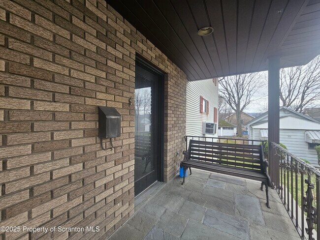 328 4th St in Blakely, PA - Building Photo - Building Photo