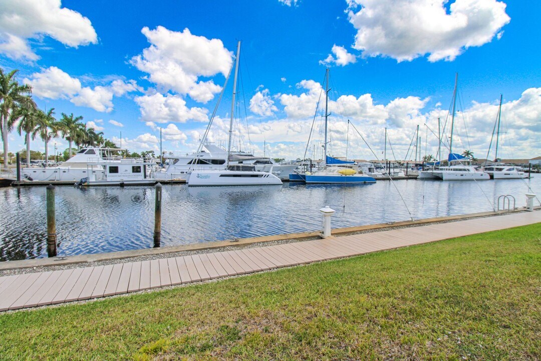 317 Sunrise Cay in Naples, FL - Building Photo