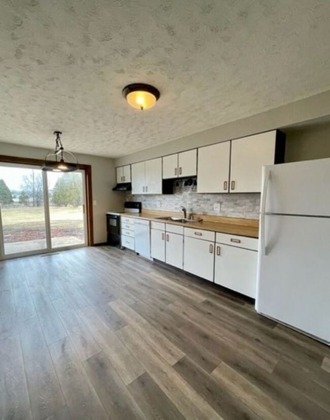 property at 1352 W Hiawatha Dr
