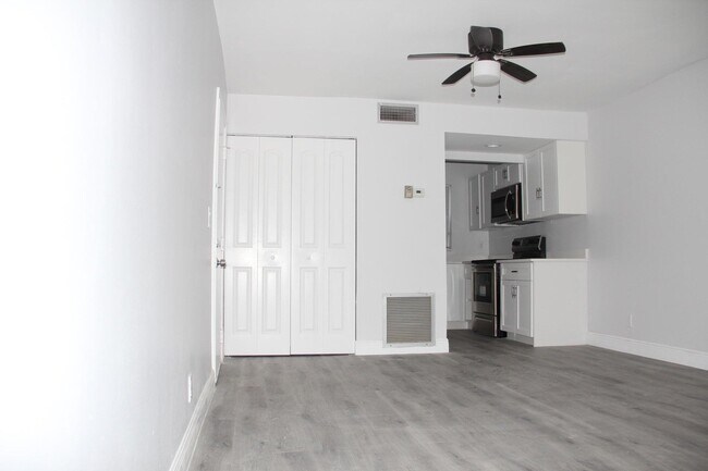 230 Lake Frances Dr in West Palm Beach, FL - Building Photo - Building Photo