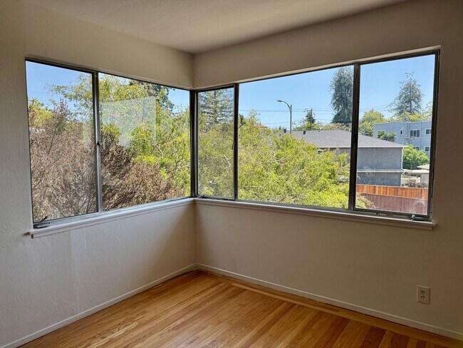 property at 1704 Pleasant Valley Ave