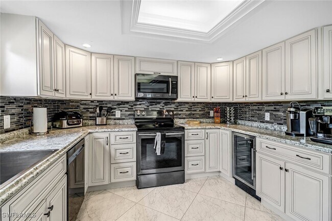 185 Cypress Way E in Naples, FL - Building Photo - Building Photo