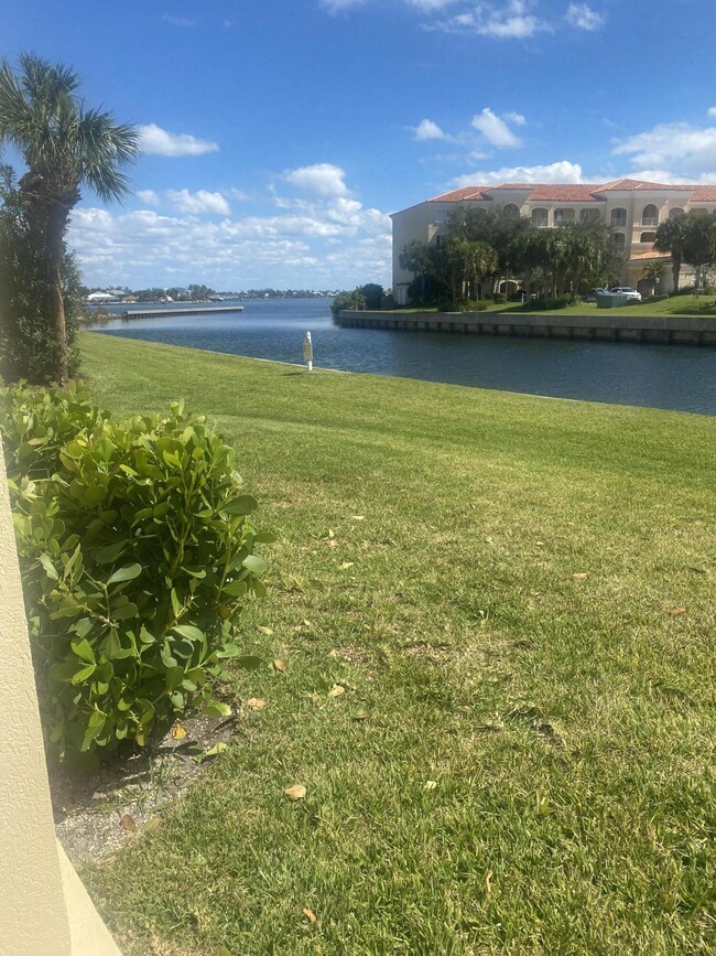 6 Harbour Isle Dr W-Unit -102 in Fort Pierce, FL - Foto de edificio - Building Photo