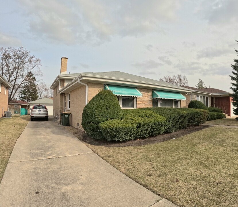 8847 N Ozanam Ave in Niles, IL - Building Photo