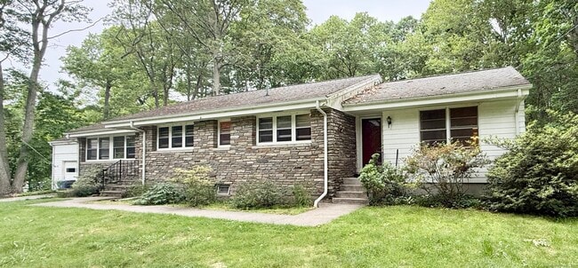 15 Highland Rd in Mansfield, CT - Building Photo - Building Photo