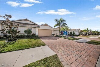 1074 Enbrook Lp in Naples, FL - Building Photo - Building Photo