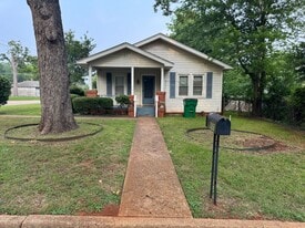 900 S Micheaux Ave in Palestine, TX - Building Photo