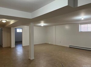 256-07 60th Ave in Queens, NY - Foto de edificio - Building Photo