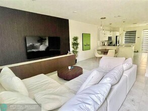 6420 NW 102nd Path in Doral, FL - Building Photo - Building Photo