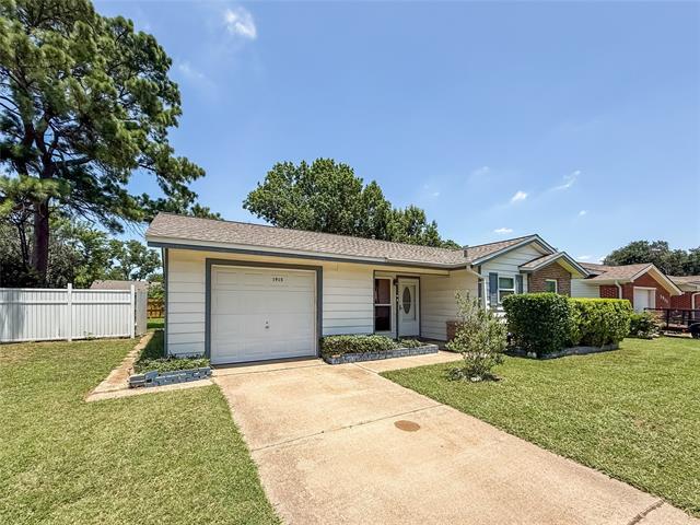1915 Ridgewood St in Irving, TX - Building Photo