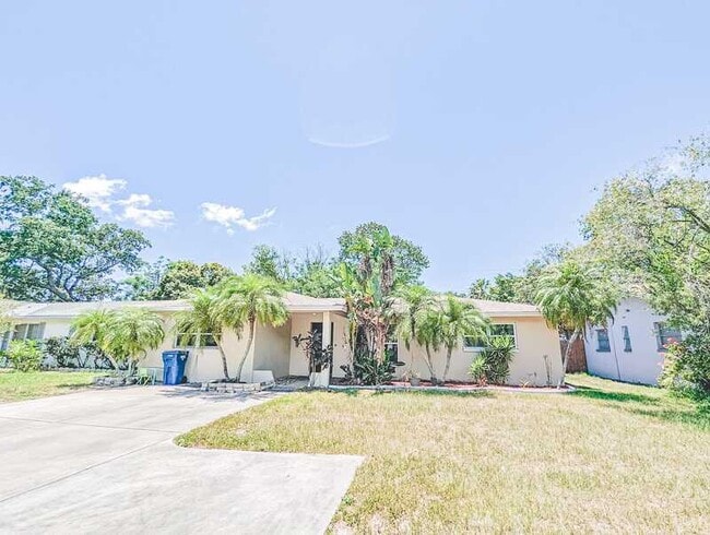2186 Greenbriar Blvd in Clearwater, FL - Building Photo - Building Photo