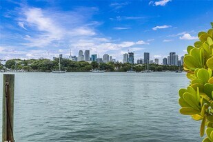 1110 Venetian Way in Miami Beach, FL - Building Photo