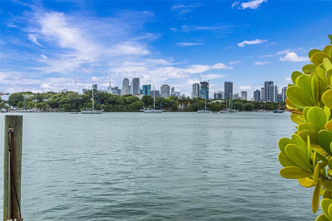 1110 Venetian Way in Miami Beach, FL - Building Photo