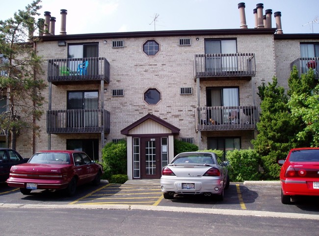 Winchesterhill Condominiums in Palatine, IL - Building Photo - Building Photo