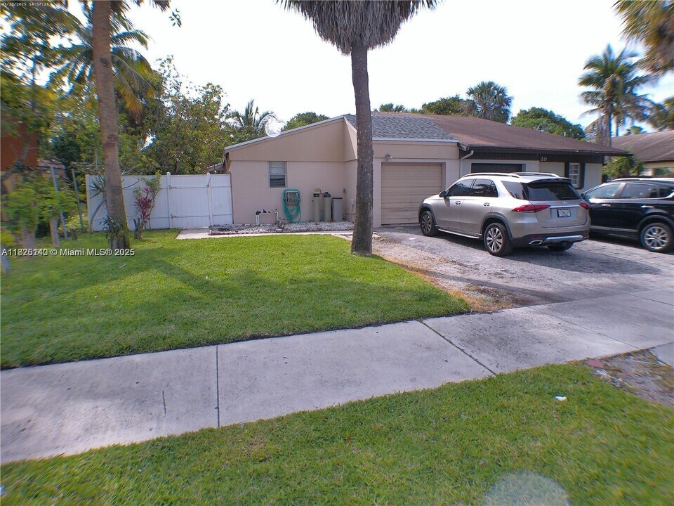 618 NW 46th Ave in Delray Beach, FL - Foto de edificio