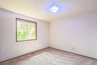 400 S 4th Ave in Cornelius, OR - Foto de edificio - Building Photo