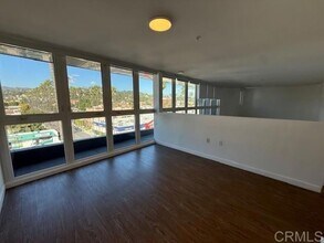 5750 Hollywood Blvd, Unit 636 in Los Angeles, CA - Building Photo - Building Photo