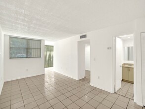 9401 SW 4th St, Unit 114 in Miami, FL - Foto de edificio - Building Photo