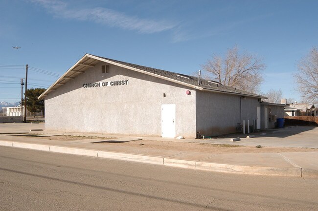 18142 Pearmain St in Adelanto, CA - Foto de edificio - Building Photo