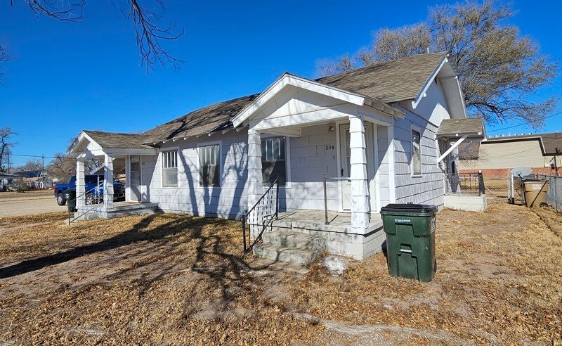 110 E 6th Ave in South Hutchinson, KS - Building Photo