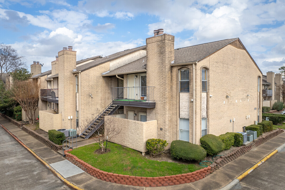 Spring Point One Condominiums in Houston, TX - Building Photo