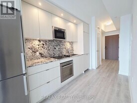 30 Inn On The Pk Dr in Toronto, ON - Building Photo