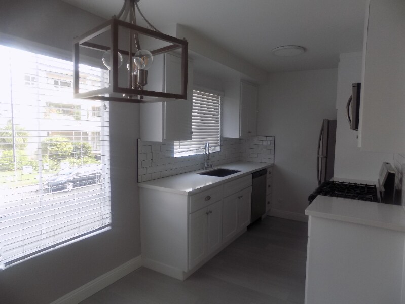 646 S Barrington Ave in Los Angeles, CA - Building Photo