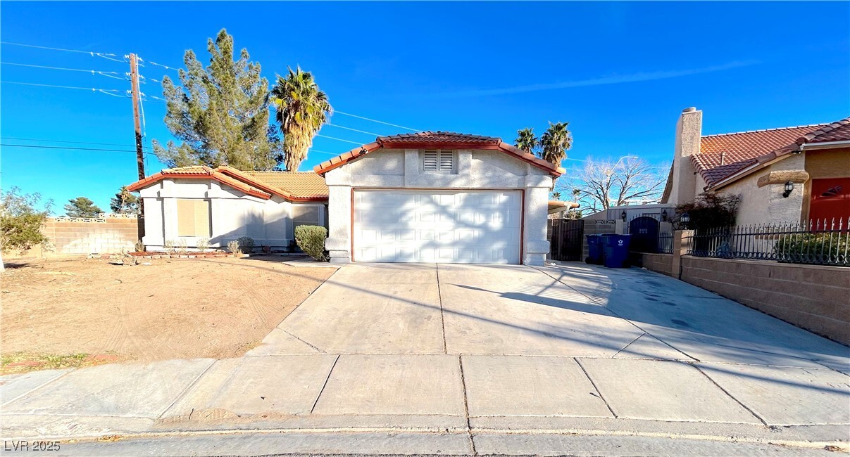 8072 Hackberry Dr in Las Vegas, NV - Building Photo