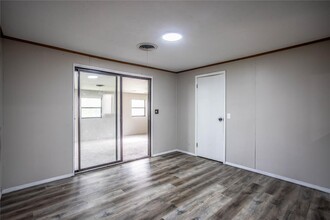 705 E Tom Stafford Ave in Weatherford, OK - Foto de edificio - Building Photo