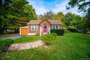 351 US-209 in Huguenot, NY - Building Photo