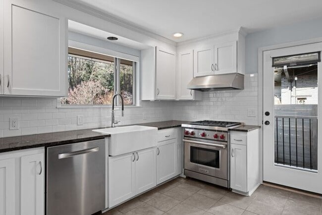 7722 Fauntleroy Wy SW in Seattle, WA - Building Photo - Building Photo