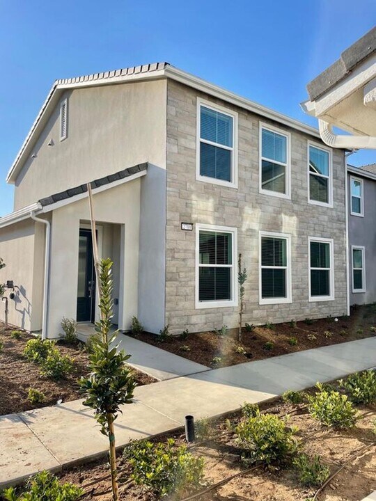 2710 E Tamarind Dr in Fresno, CA - Building Photo