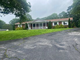 224 Park Cir Dr in Charlotte, TN - Building Photo