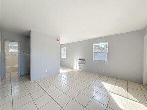 2408 NW 8th St in Pompano Beach, FL - Foto de edificio - Building Photo