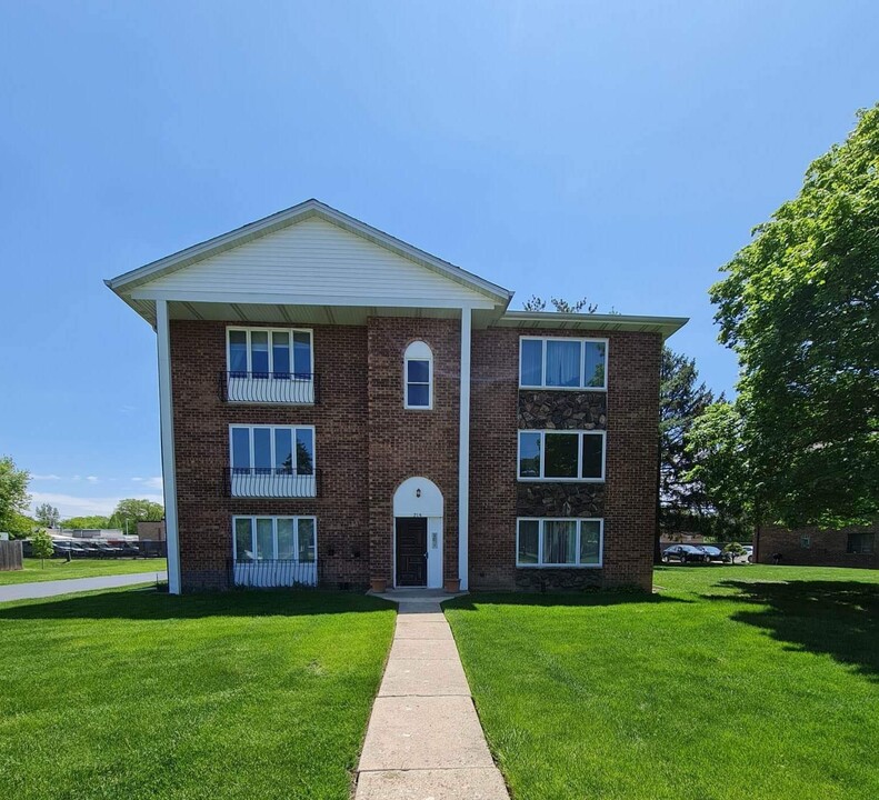 215 E Naperville Rd, Unit 2E in Westmont, IL - Building Photo