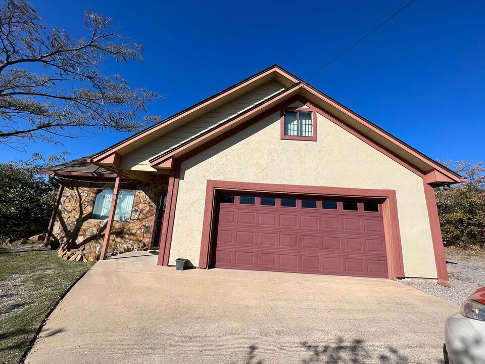 510 Big Rock Rd in Medicine Park, OK - Building Photo