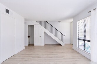 28955 Oak Creek Ln in Agoura Hills, CA - Building Photo - Building Photo