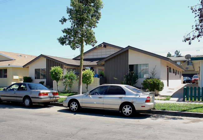 1828 E Grove Ave in Orange, CA - Foto de edificio - Building Photo