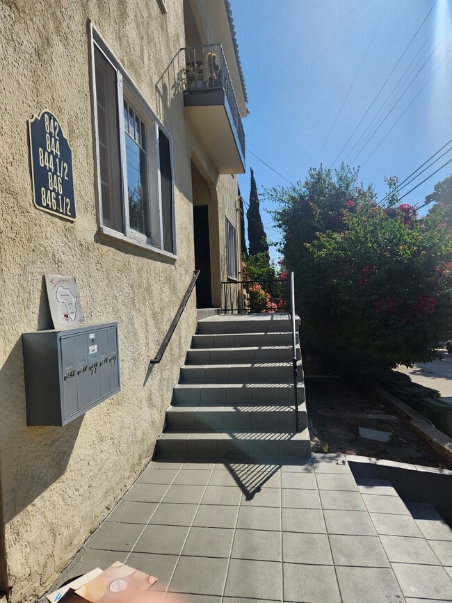844 1/2 Laveta Ter, Unit 844 1/2 in Los Angeles, CA - Building Photo - Building Photo