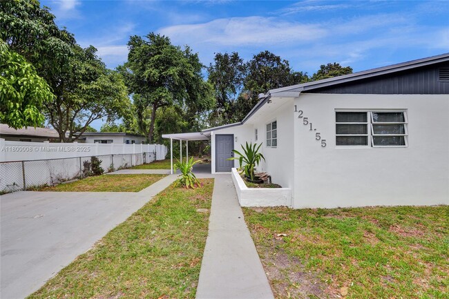 1251 NE 150th St in Miami, FL - Foto de edificio - Building Photo