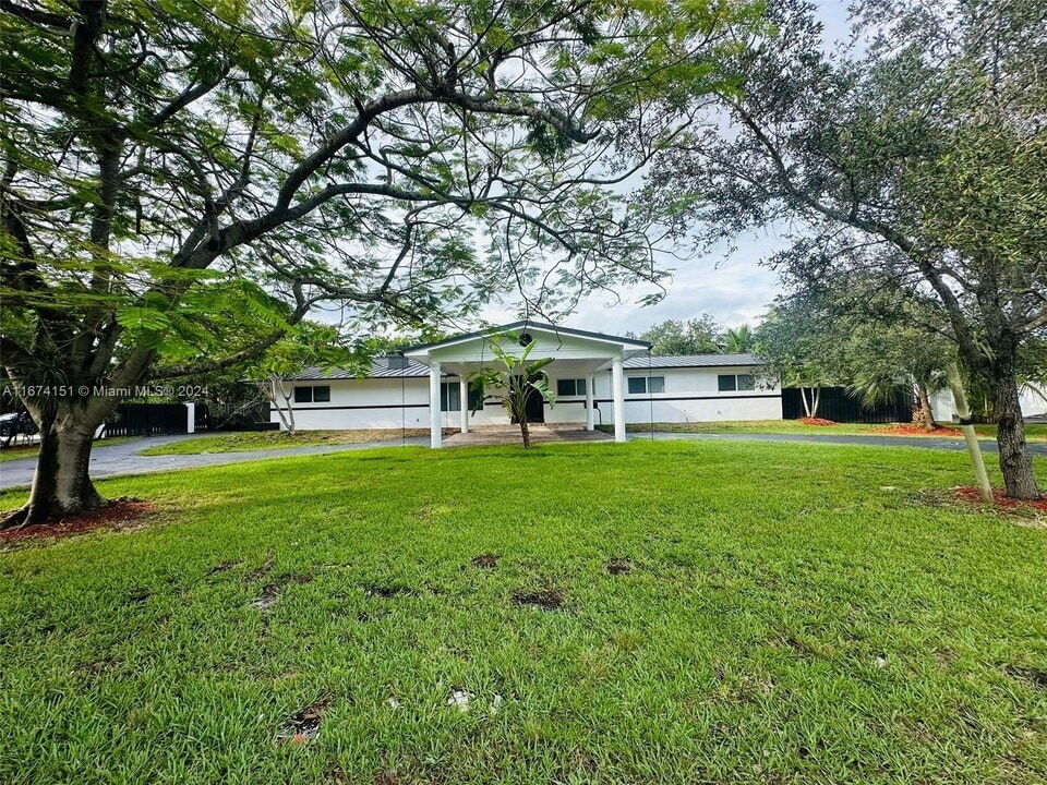 7695 SW 142nd St in Palmetto Bay, FL - Foto de edificio