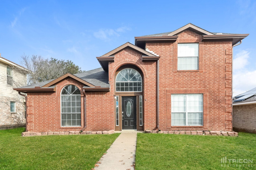 1106 Castleman Dr in Cedar Hill, TX - Building Photo