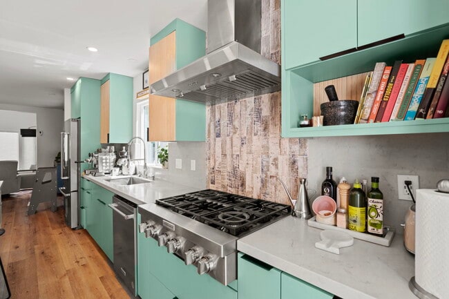 11038 Blix St in North Hollywood, CA - Foto de edificio - Building Photo