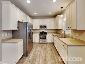 1100 Bungalow Dr in Stallings, NC - Foto de edificio - Building Photo