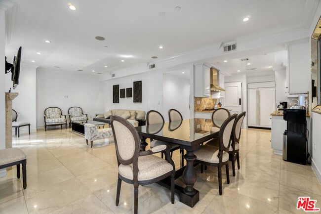 208 S Lasky Dr in Beverly Hills, CA - Building Photo - Building Photo