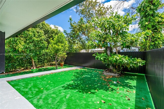 2309 SW 62nd Ave in Miami, FL - Foto de edificio - Building Photo