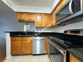 3305 Wyndham Cir in Alexandria, VA - Foto de edificio - Building Photo