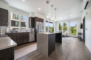 11903 NE 128th St in Kirkland, WA - Building Photo