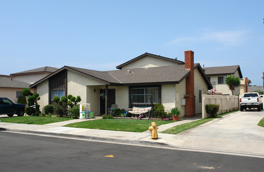 SIMS Apartments in Huntington Beach, CA - Foto de edificio